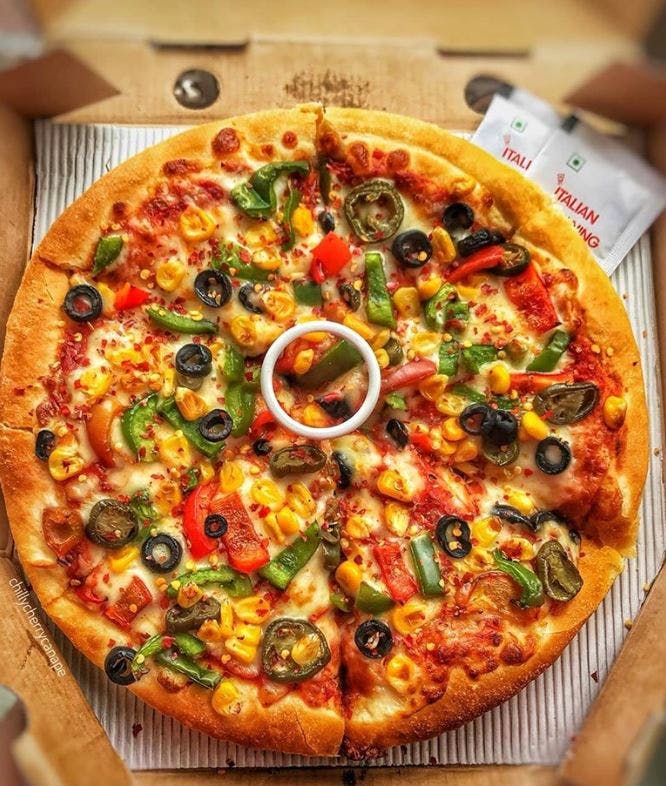 Dish,Pizza,Food,Cuisine,Pizza cheese,California-style pizza,Ingredient,Fast food,Junk food,Sicilian pizza