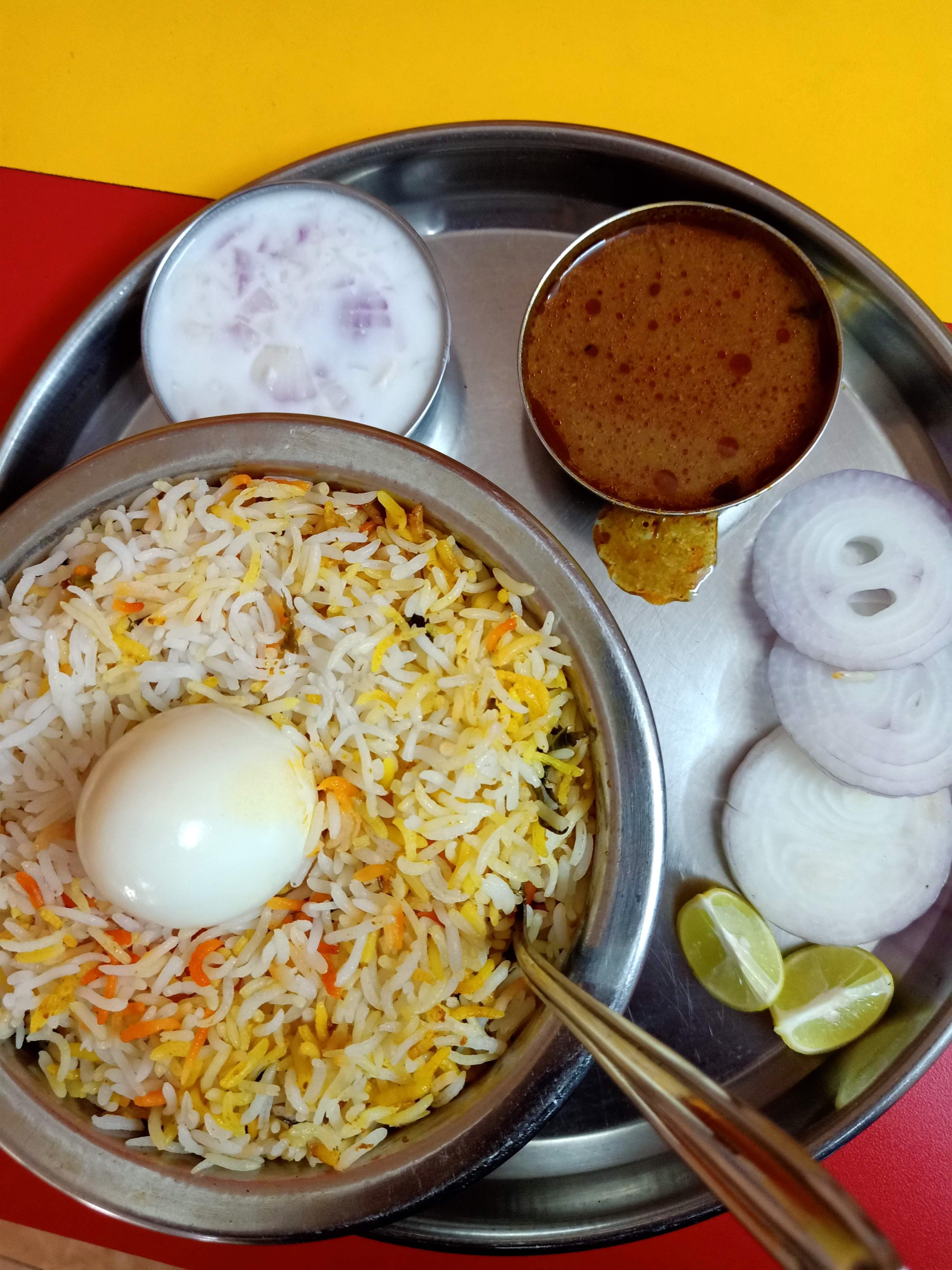 Dish,Food,Cuisine,Steamed rice,Ingredient,Biryani,Rice,Hyderabadi biriyani,Produce,Indian cuisine