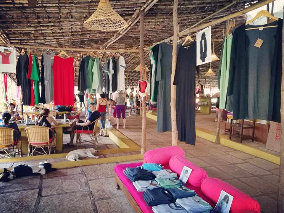 Boutique,Public space,Room,Market,Building,Human settlement,Bazaar,Flea market,Textile,Shopping