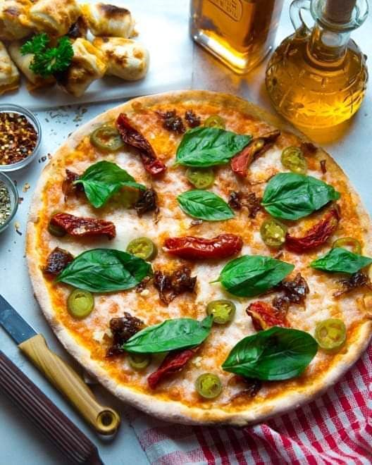 Dish,Food,Cuisine,Pizza,Pizza cheese,Ingredient,California-style pizza,Flatbread,Basil,Italian food