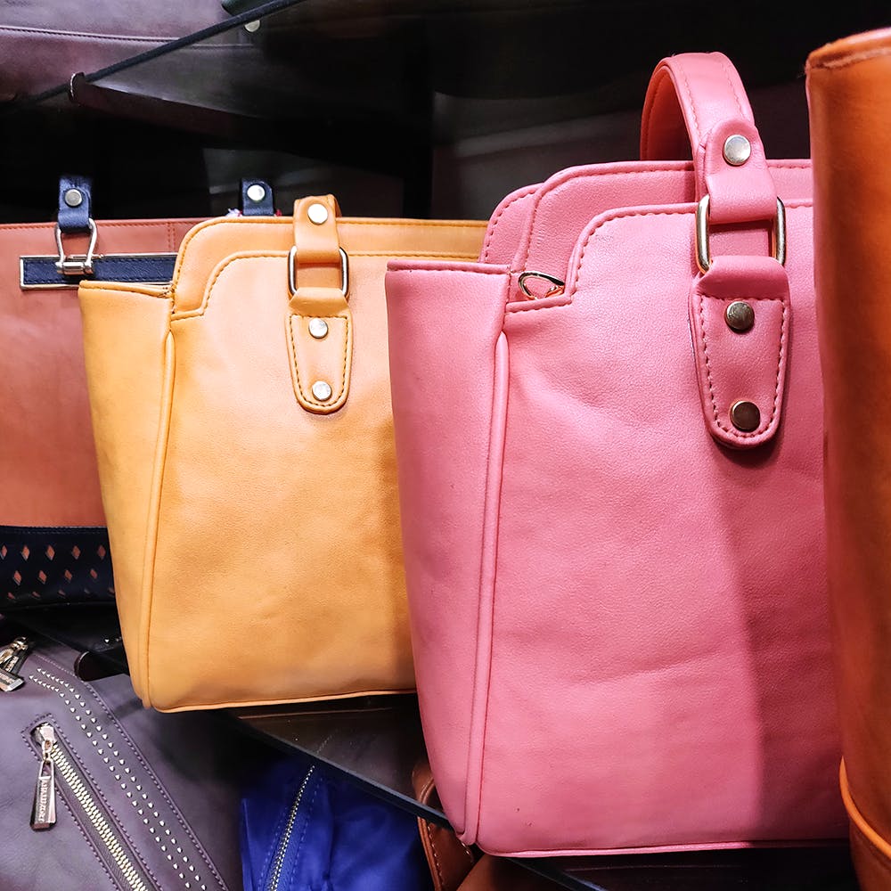 Bag,Handbag,Leather,Yellow,Brown,Fashion accessory,Tan,Hand luggage,Beige,Baggage