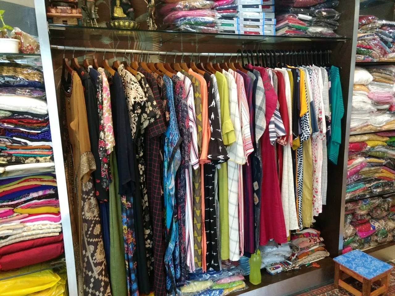 Closet,Room,Wardrobe,Boutique,Textile,Bazaar,Outlet store,Furniture,Collection,Retail