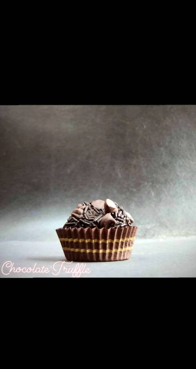 Muffin,Cupcake,Food,Dessert,Buttercream,Still life photography,Icing,Chocolate,Baked goods,Photography