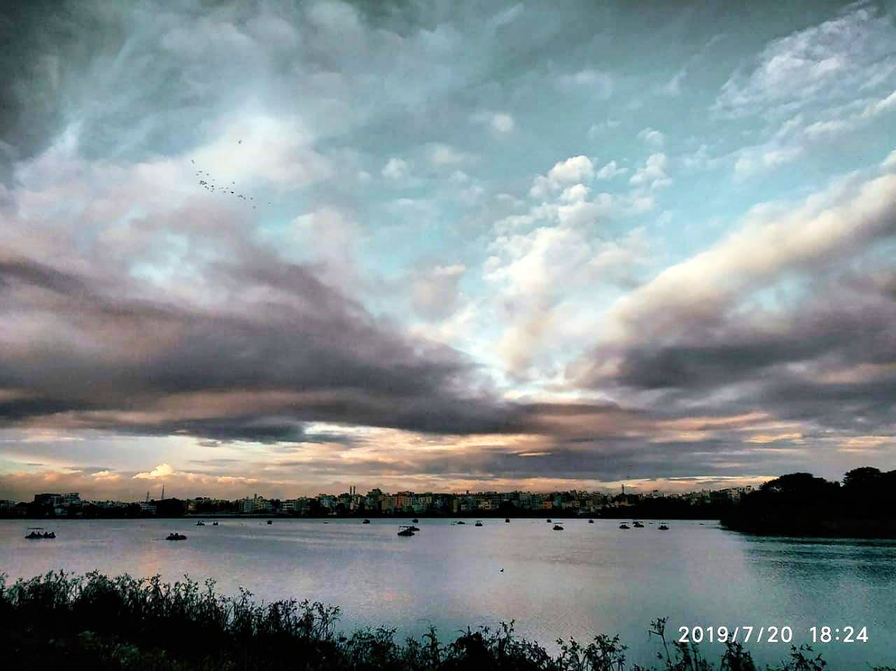 Sky,Cloud,Nature,Natural landscape,Water,Horizon,Atmospheric phenomenon,Lake,Evening,Reflection