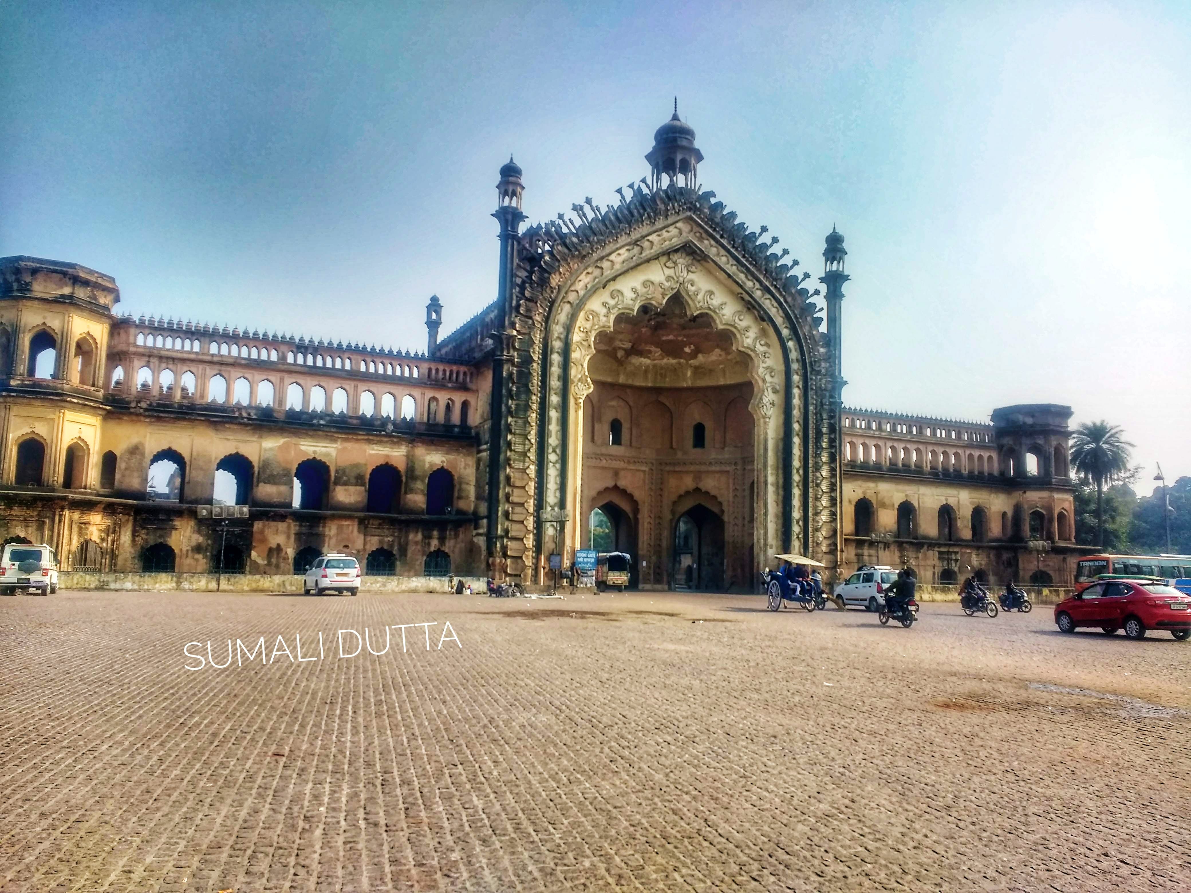 Landmark,Sky,Architecture,Building,City,Public space,Classical architecture,Cloud,Palace,Facade