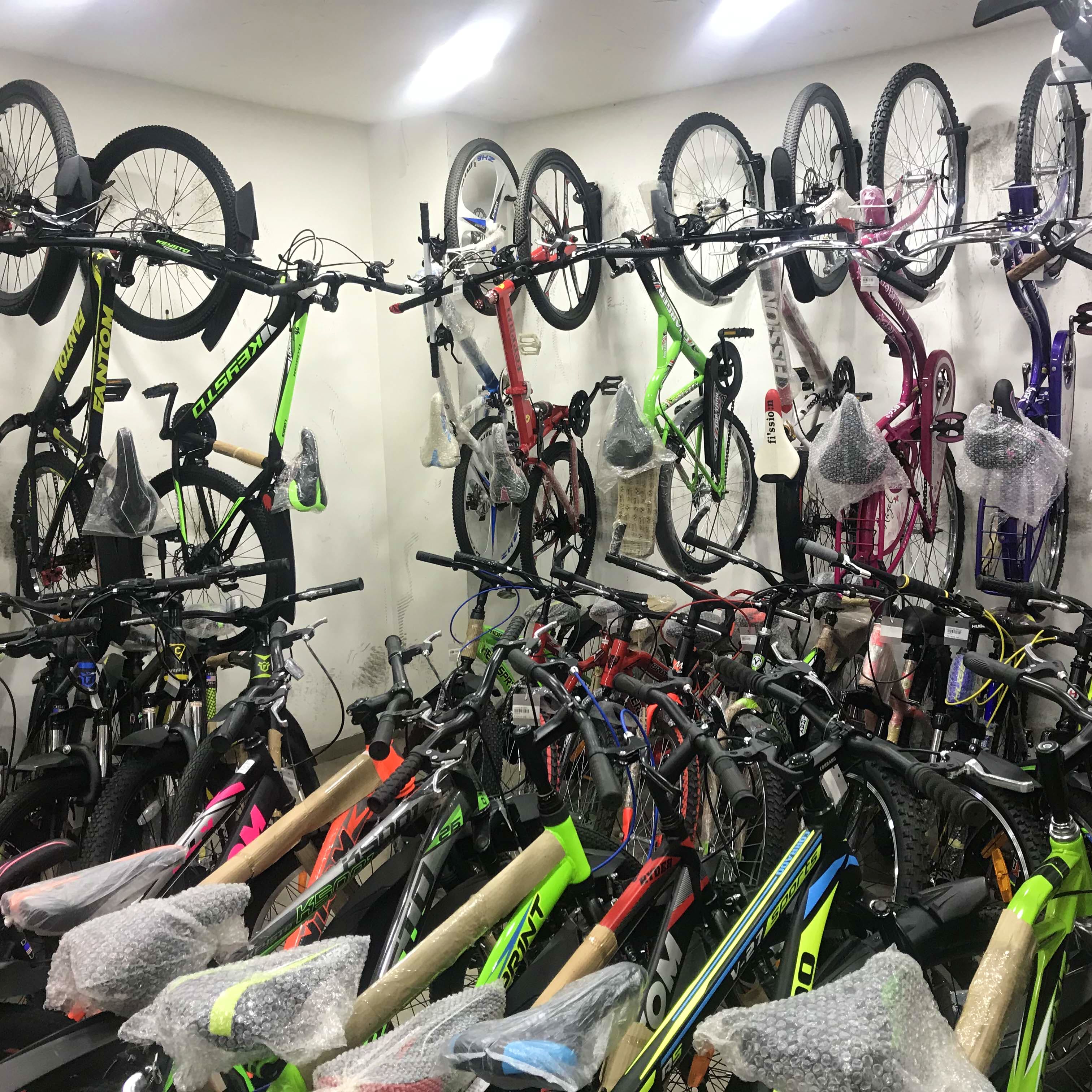 Bicycle wheel,Bicycle,Vehicle,Bicycle fork,Bicycle handlebar,Bicycle frame,Groupset,Bicycle part,Bicycle tire,Road bicycle