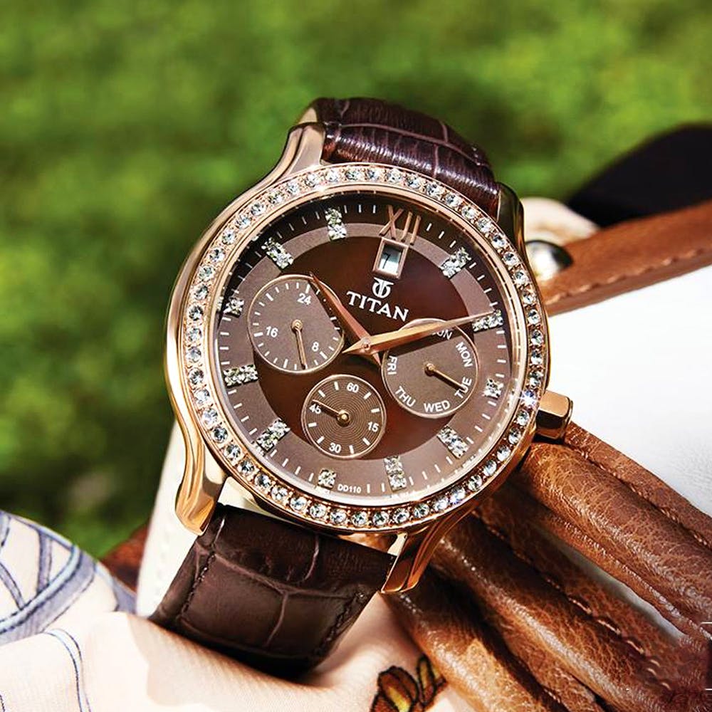 Watch,Analog watch,Watch accessory,Brown,Fashion accessory,Strap,Jewellery,Brand,Material property,Font