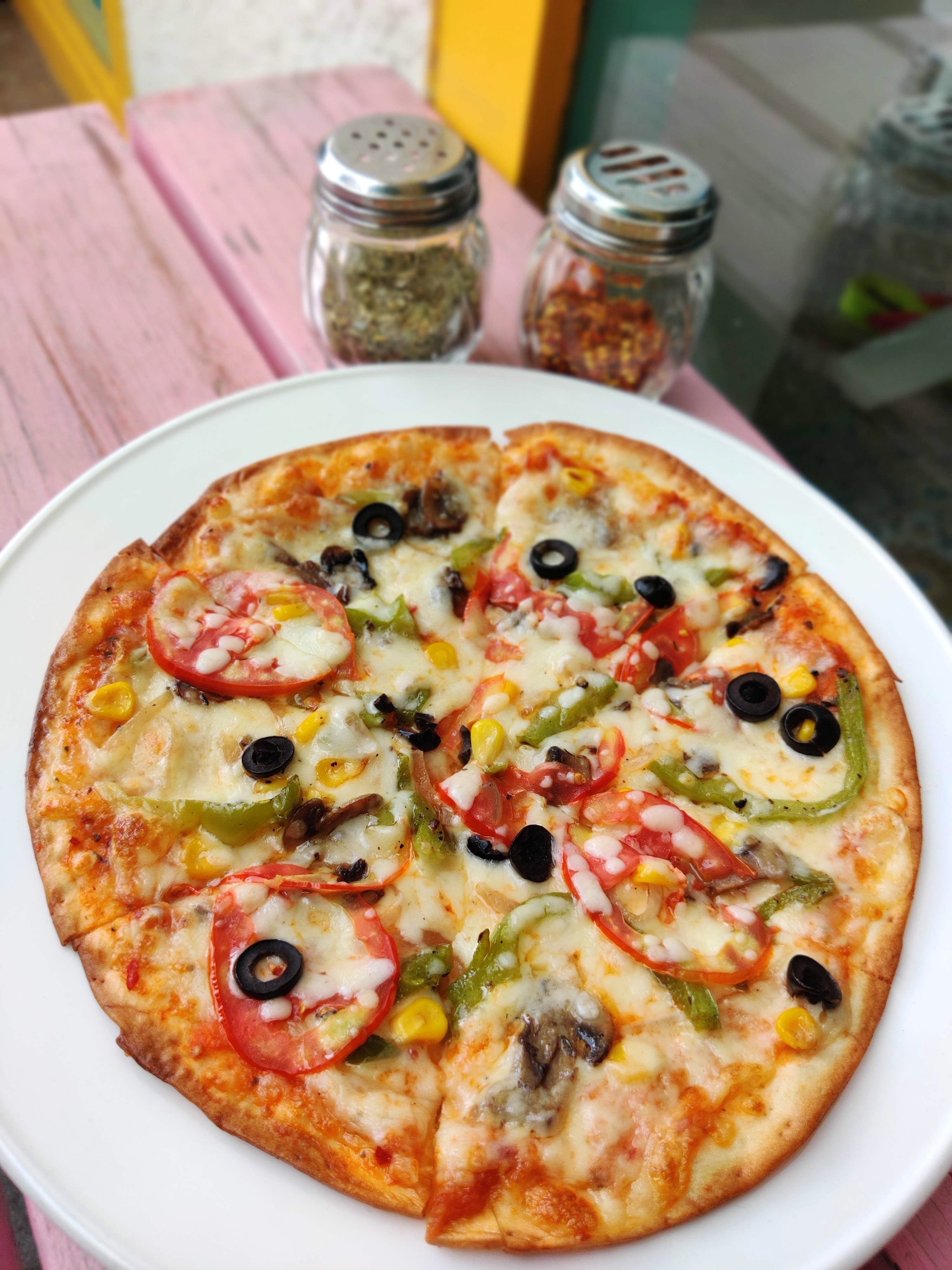 Dish,Pizza,Food,Cuisine,Pizza cheese,Junk food,California-style pizza,Ingredient,Flatbread,Italian food