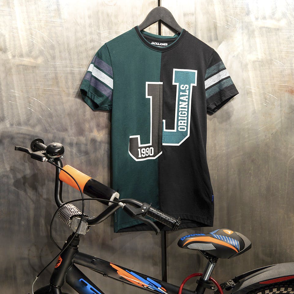 Sportswear,T-shirt,Clothing,Bicycle handlebar,Sports uniform,Jersey,Bicycle,Cycling,Sleeve,Bicycle part