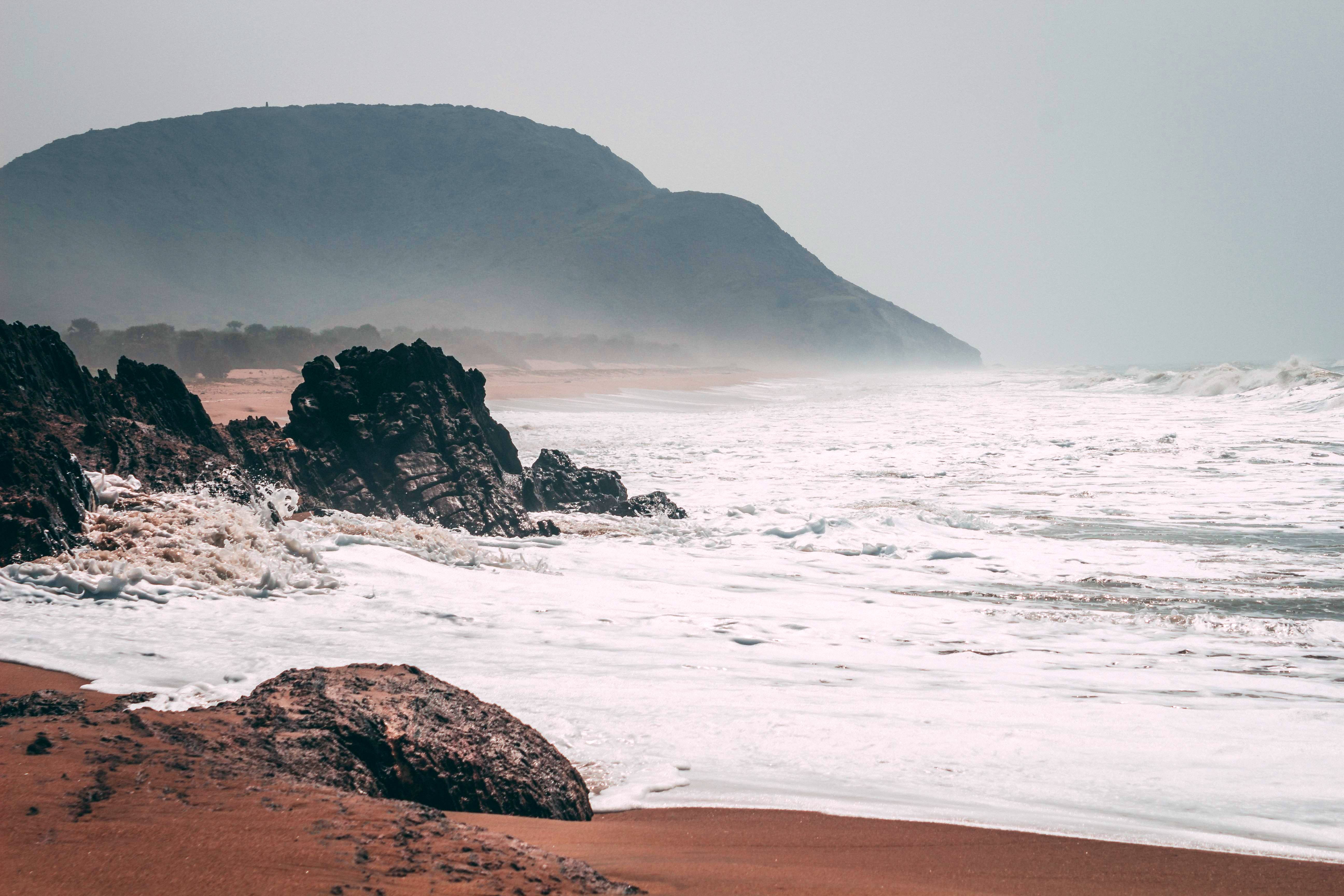 Body of water,Wave,Sea,Coast,Beach,Shore,Ocean,Wind wave,Headland,Atmospheric phenomenon