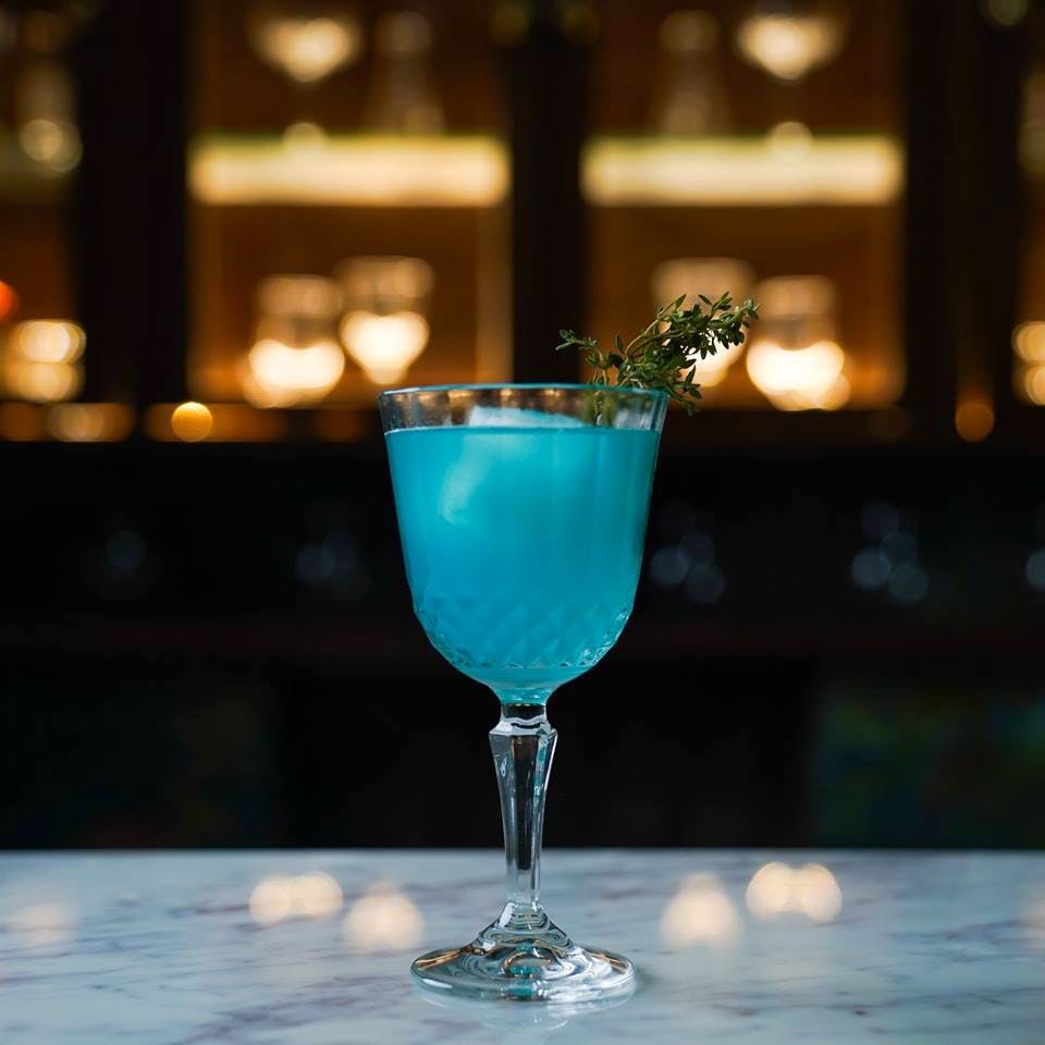 Drink,Alcoholic beverage,Distilled beverage,Blue lagoon,Blue hawaii,Classic cocktail,Cocktail,Non-alcoholic beverage,Hpnotiq,Champagne cocktail