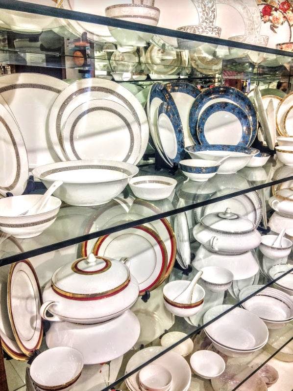 Porcelain,Dishware,Dinnerware set,Tableware,Plate,Serveware,Ceramic,Teacup,Tea set,Metal