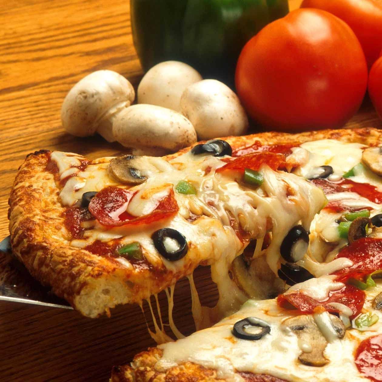 Dish,Food,Cuisine,Pizza,Pizza cheese,Ingredient,California-style pizza,Fast food,Flatbread,Italian food