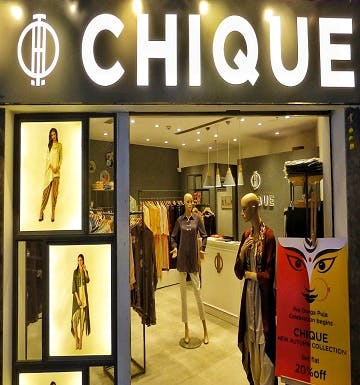 Boutique,Display window,Outlet store,Retail,Building,Door,Signage,Window,Display case