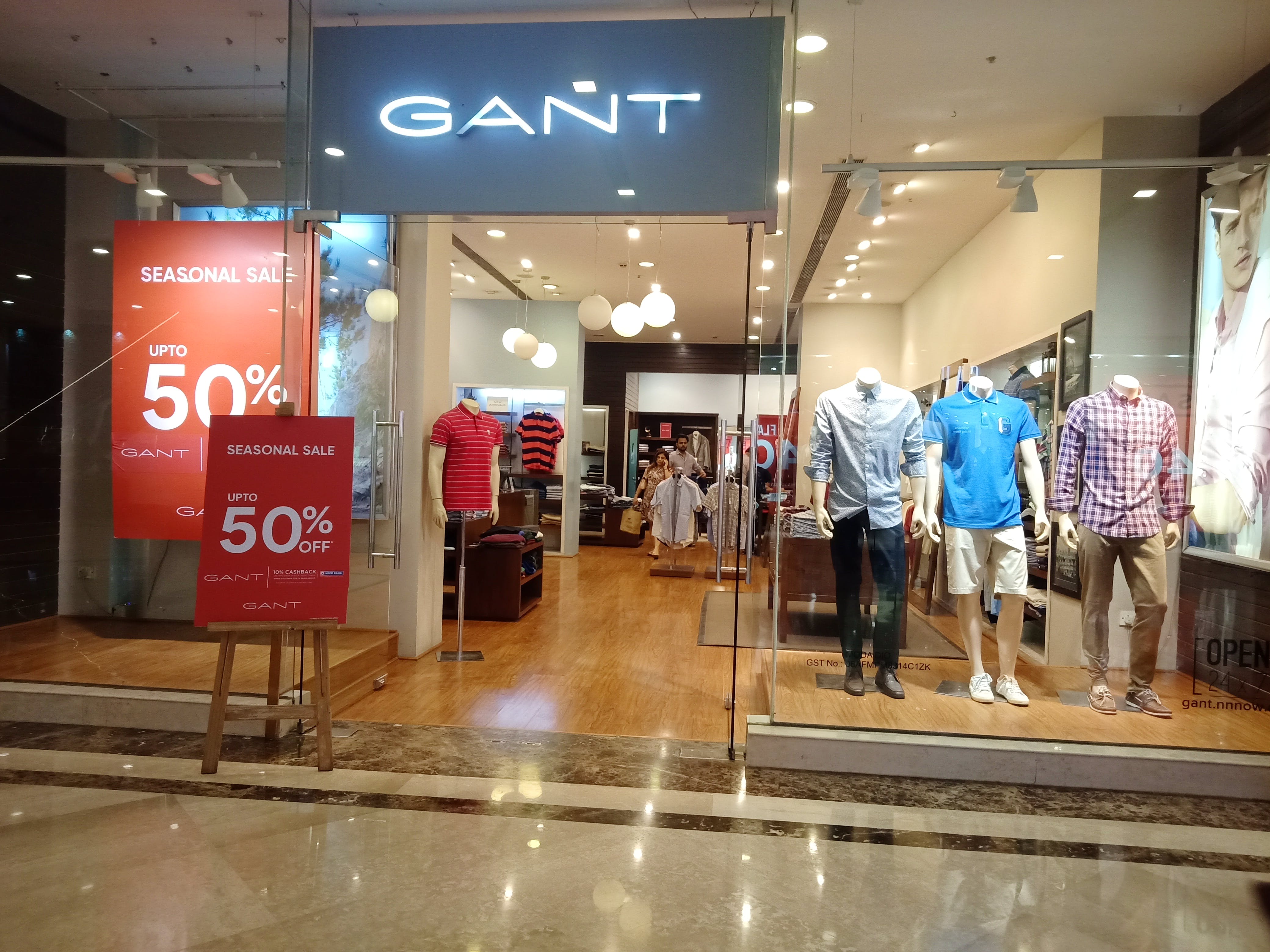 Outlet store,Shopping mall,Boutique,Building,Retail,Fashion,Shopping,Display window,Interior design,Advertising