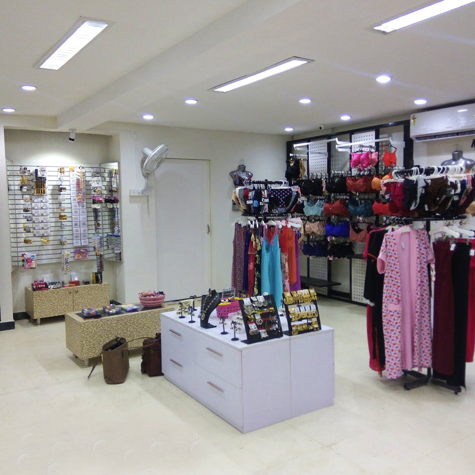 Boutique,Outlet store,Clothing,Retail,Building,Product,Fashion,Footwear,Shopping mall,Room