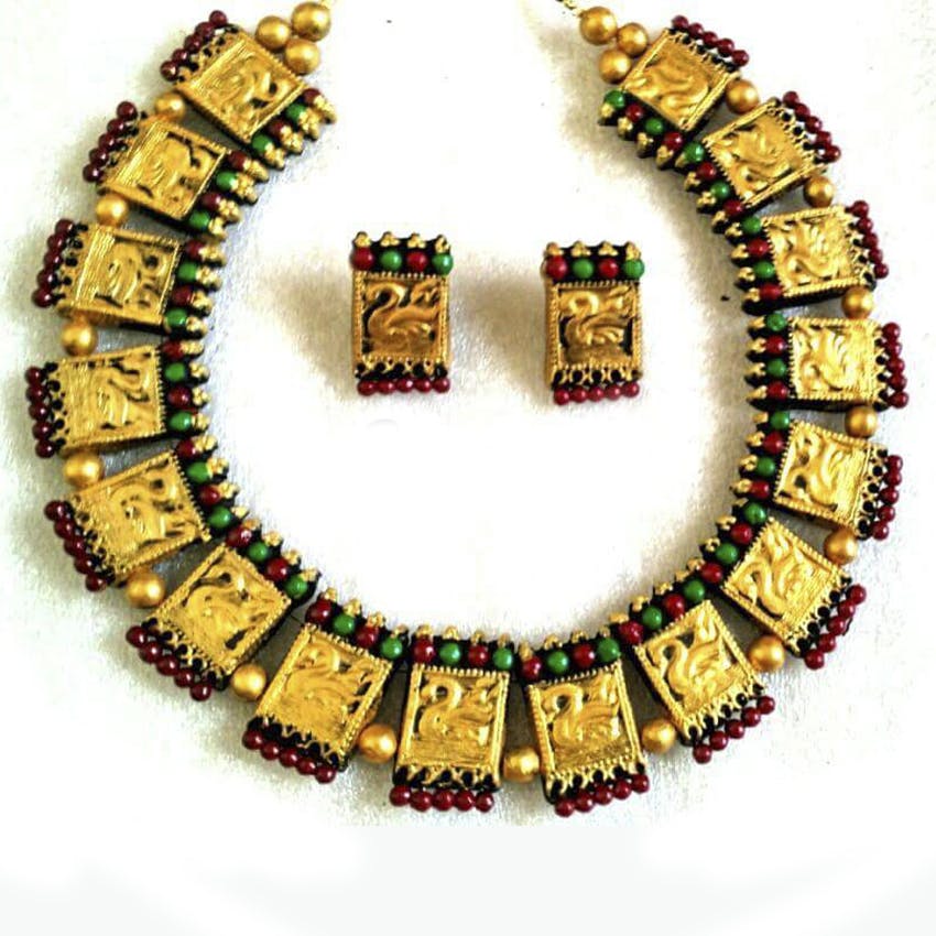 Jewellery,Fashion accessory,Necklace,Emerald,Gemstone,Circle,Ruby