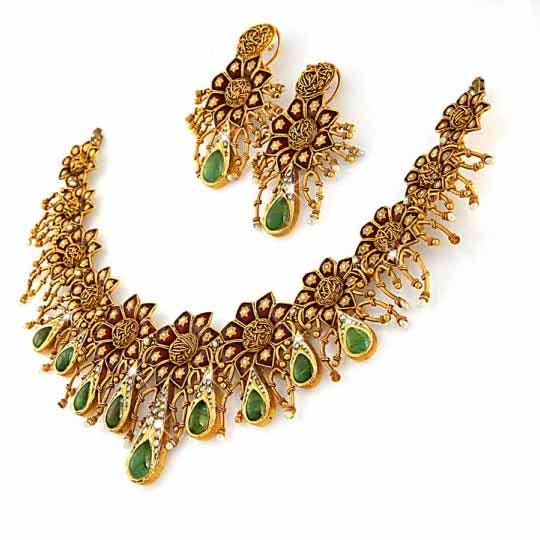 Jewellery,Fashion accessory,Necklace,Body jewelry,Gemstone,Gold,Emerald,Metal