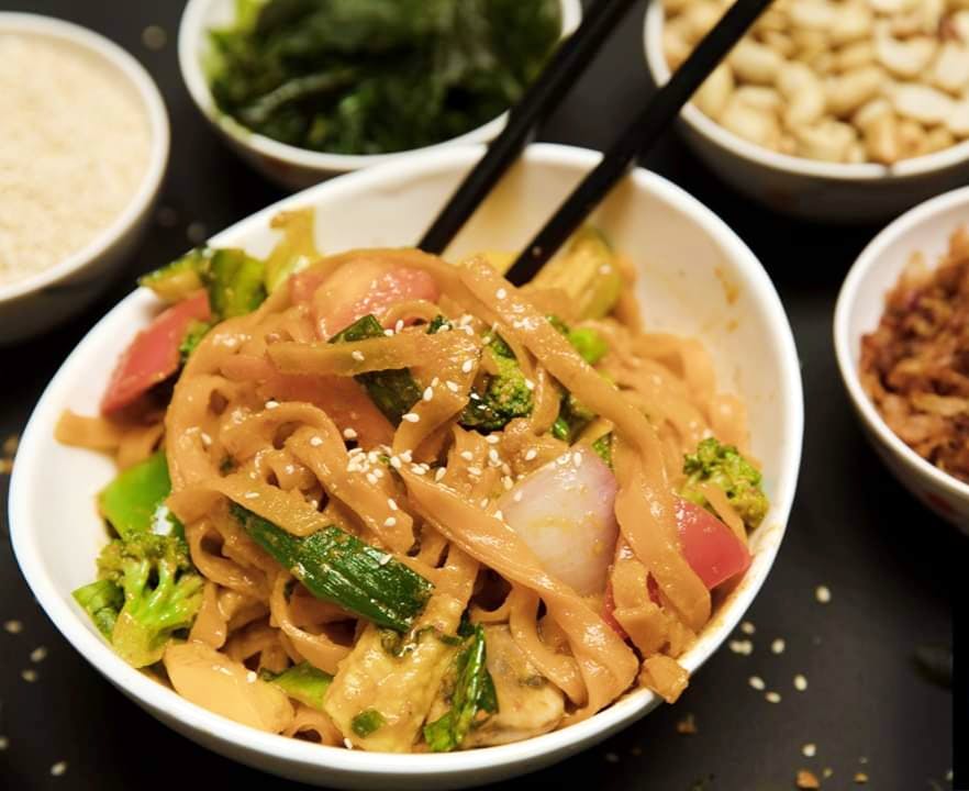 Dish,Food,Cuisine,Ingredient,Pad thai,Rice noodles,Phat si io,Cao lầu,Chinese food,Yaki udon