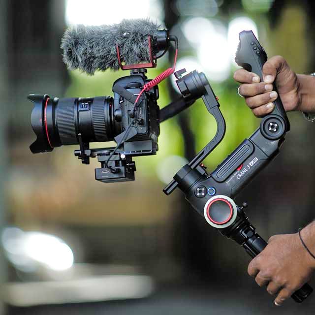 Cameras & optics,Camera,Camera accessory,Hand,Single-lens reflex camera,Reflex camera,Photography,Video camera,Arm,Digital SLR