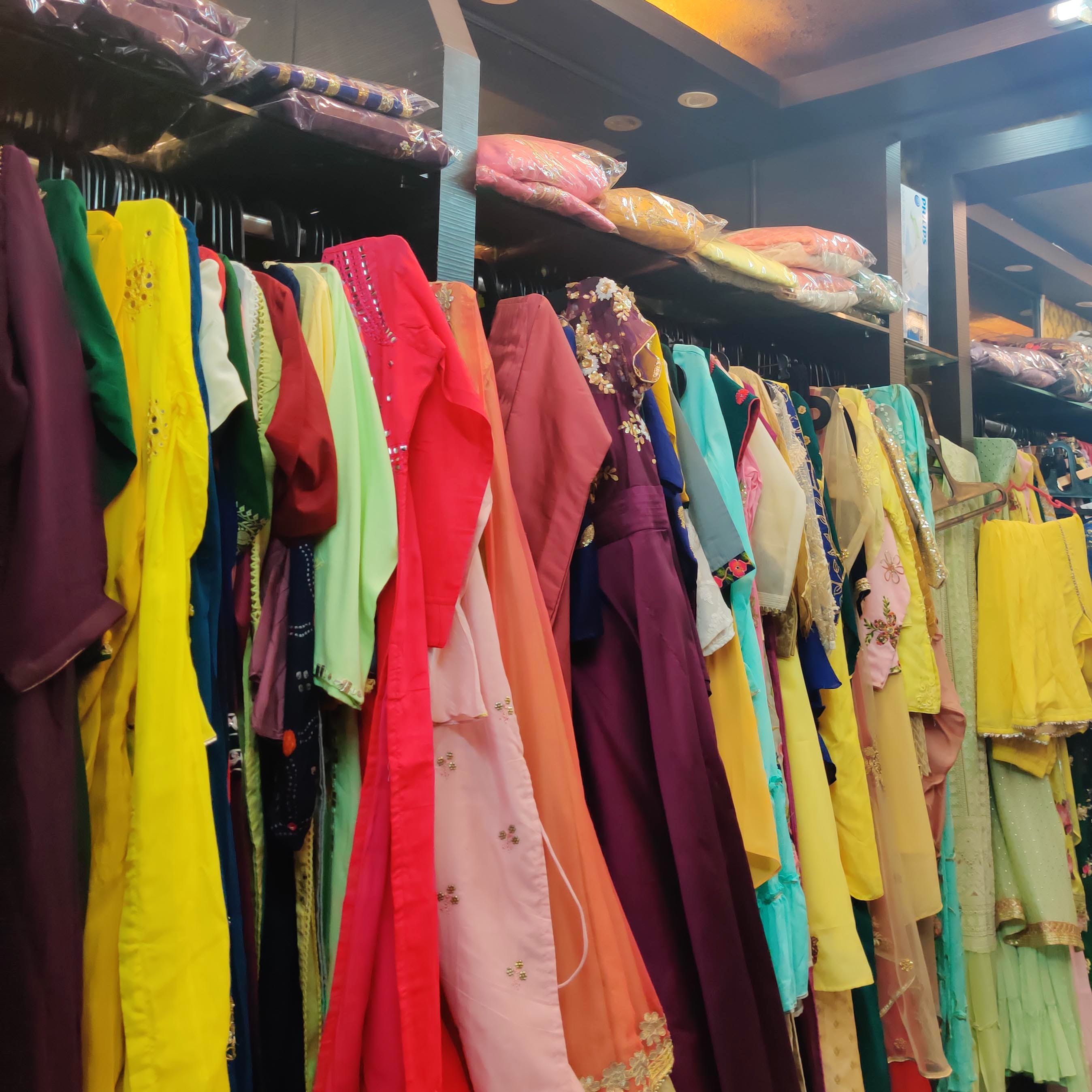 Boutique,Clothing,Clothes hanger,Room,Outerwear,Outlet store,Textile,Retail,Bazaar,Closet