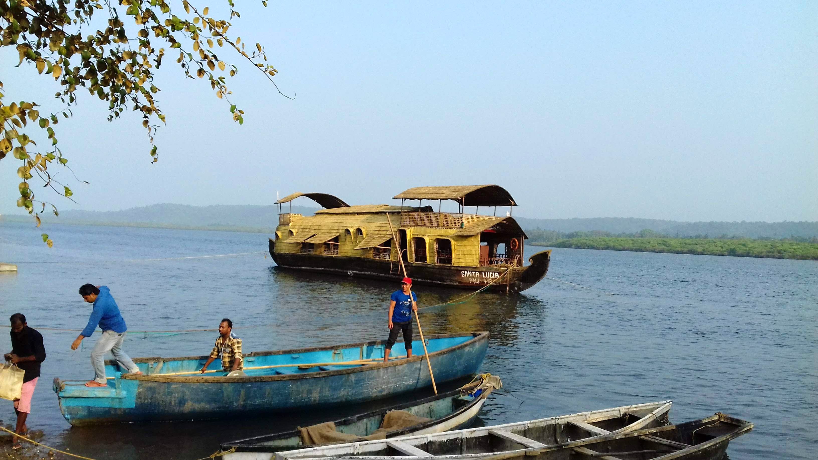 Water transportation,Vehicle,Boat,Mode of transport,Transport,River,Tourism,Watercraft,Boating,Ferry