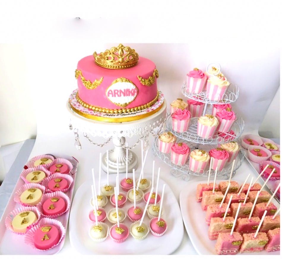 Pink,Cake,Food,Dessert,Cake decorating,Pasteles,Sugar paste,Icing,Sweetness,Baked goods