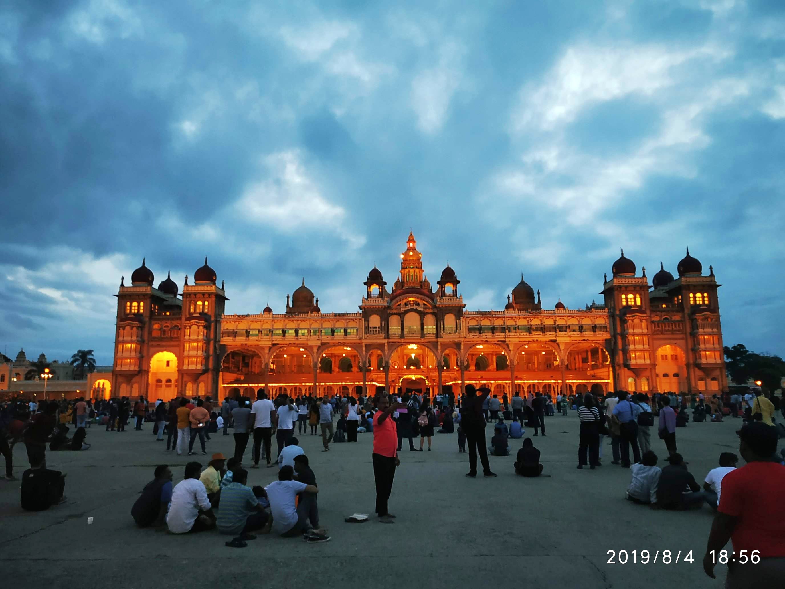 Landmark,Sky,City,Public space,Town square,Tourism,Architecture,Human settlement,Palace,Cloud