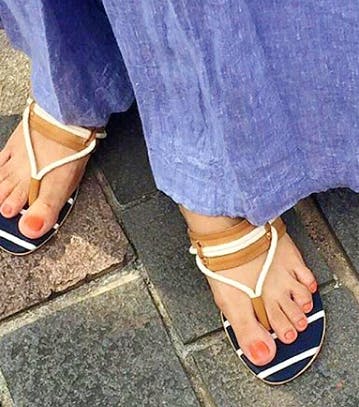 Footwear,Leg,Sandal,Foot,Human leg,Toe,Ankle,Shoe,Jeans,Street fashion