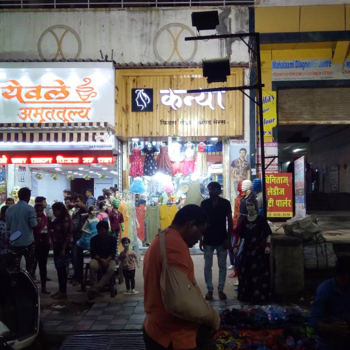 Bazaar,Market,Public space,Marketplace,Building,Street,City,Shopping,Retail,Temple