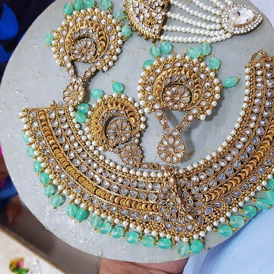 Jewellery,Fashion accessory,Necklace,Gold,Gemstone,Metal