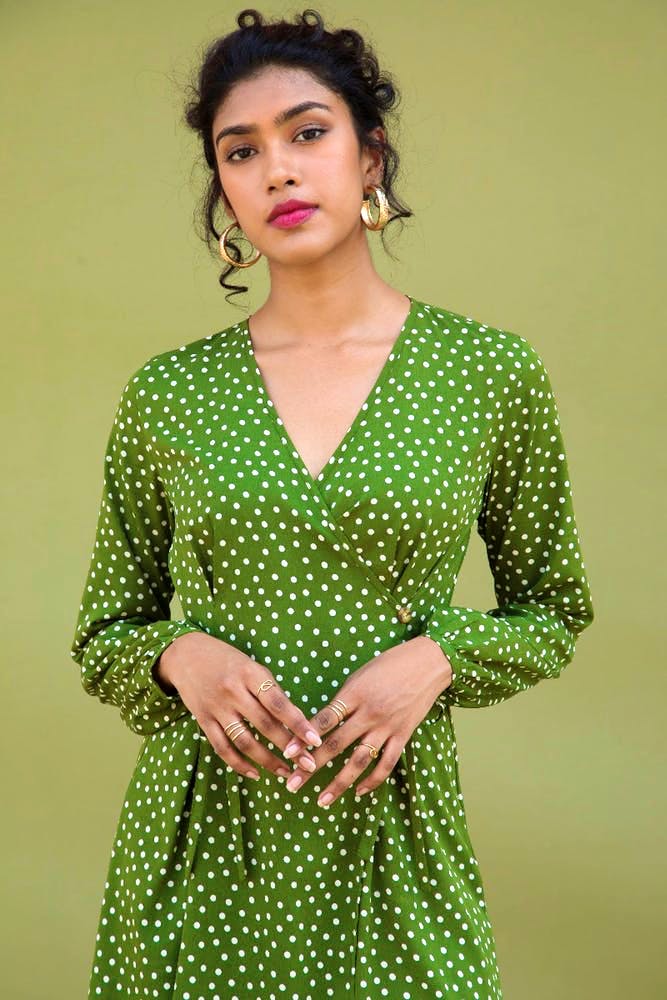 Green,Clothing,Pattern,Polka dot,Design,Sleeve,Dress,Formal wear,Neck,Photography