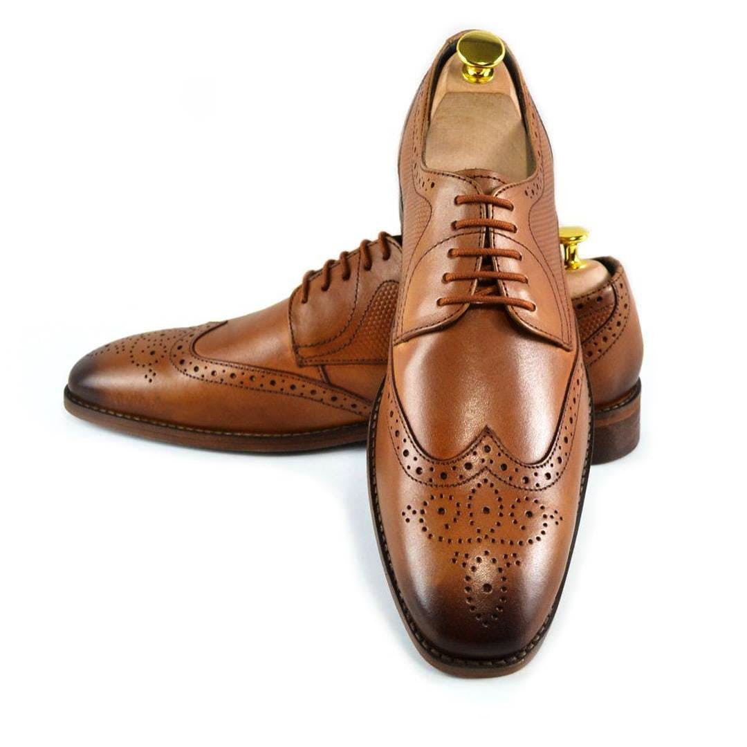 Footwear,Tan,Brown,Shoe,Dress shoe,Beige,Oxford shoe,Leather