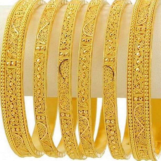Bangle,Gold,Jewellery,Yellow,Fashion accessory,Metal,Bracelet