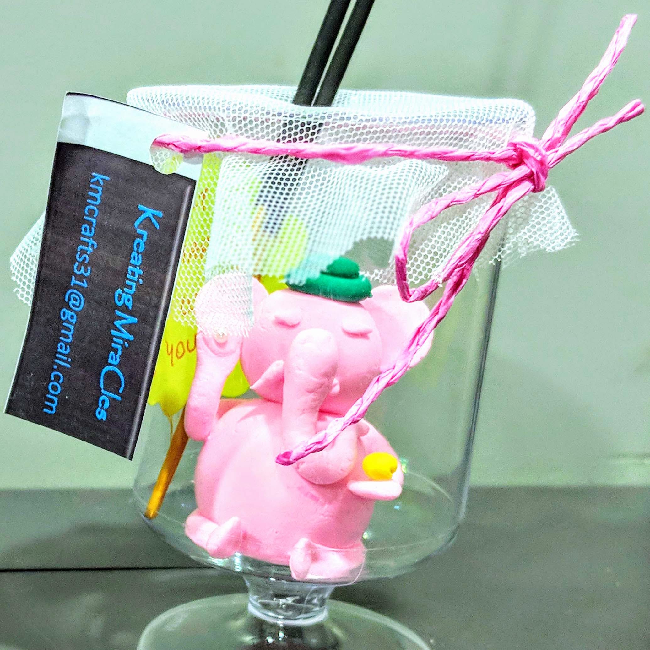 Drinking straw,Drinkware,Drink,Milkshake,Party favor,Food