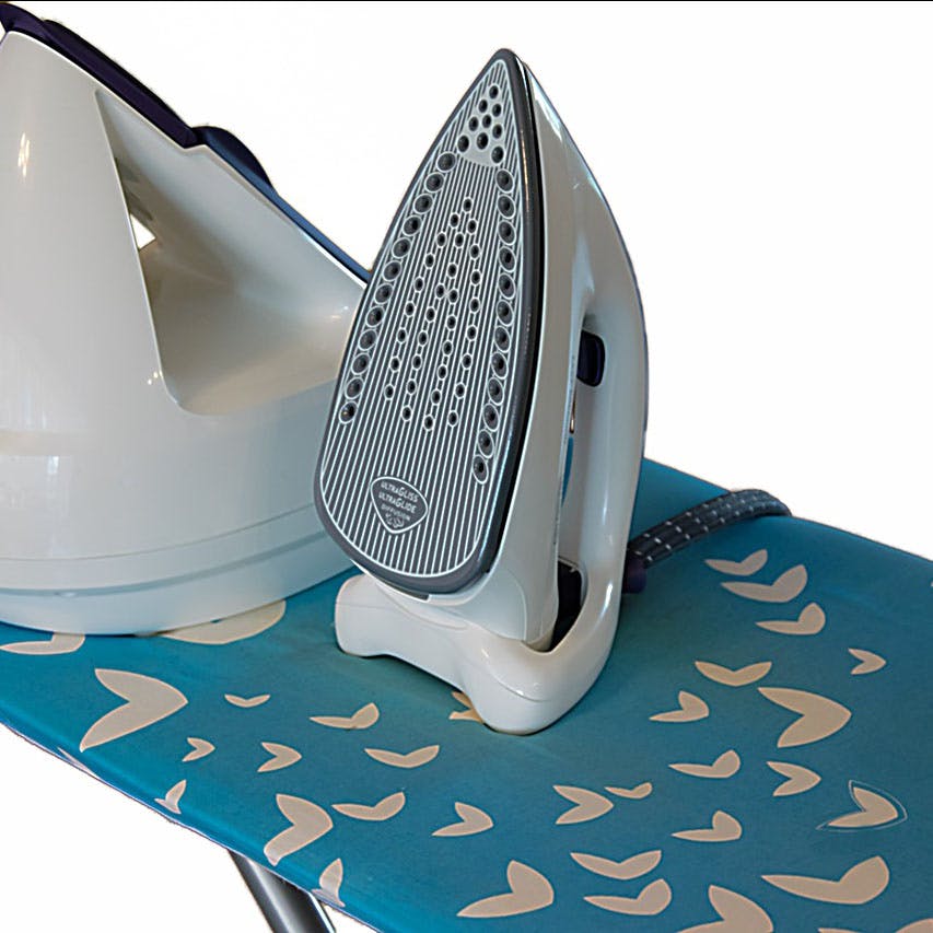 Clothes iron,Iron,Small appliance,Home appliance,Metal