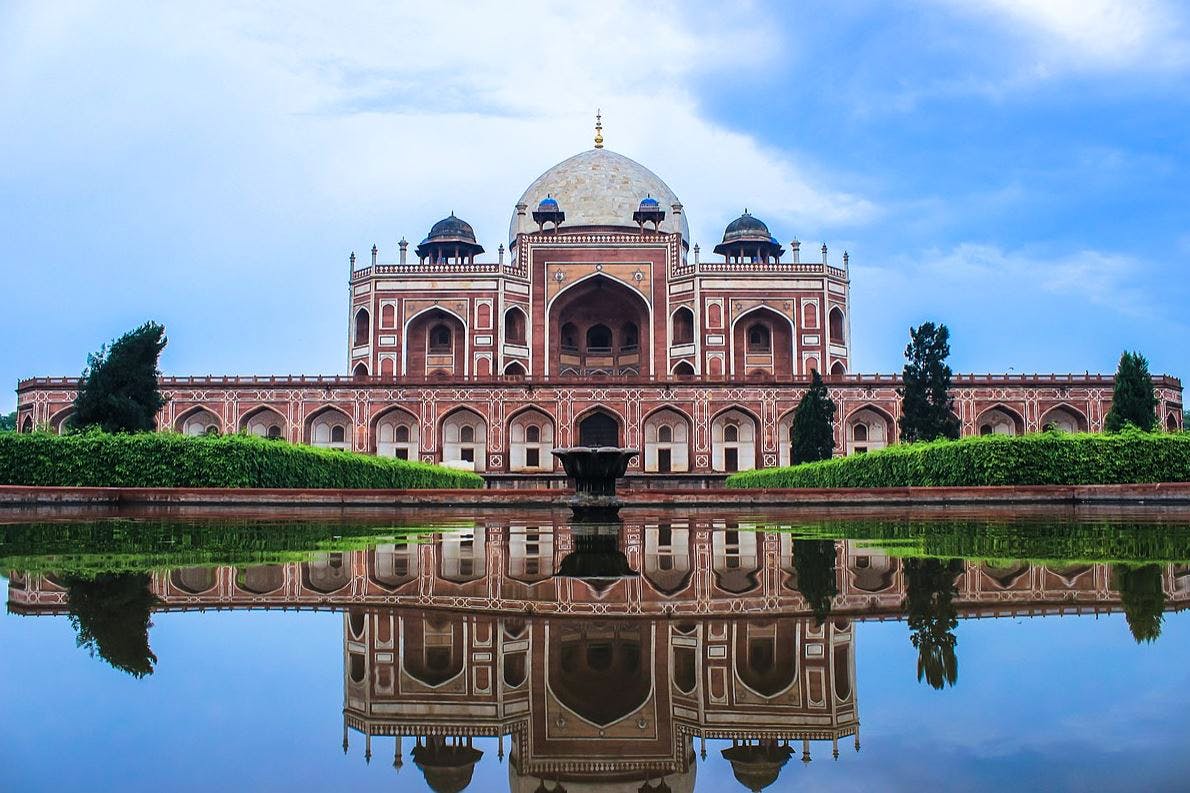 Reflection,Landmark,Reflecting pool,Architecture,Sky,Building,Water,Symmetry,Historic site,Dome