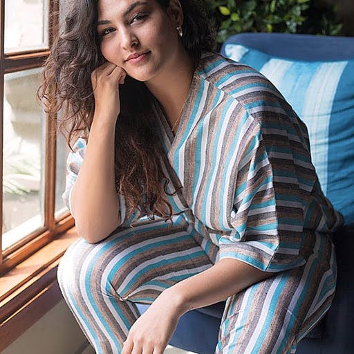 Beauty,Sitting,Lady,Shoulder,Long hair,Brown hair,Leg,Textile,Photography,Photo shoot