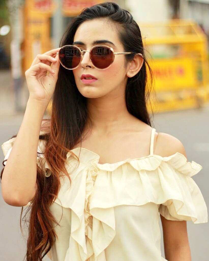 Eyewear,Sunglasses,Hair,Glasses,Shoulder,Hairstyle,Beauty,Cool,Vision care,Lip