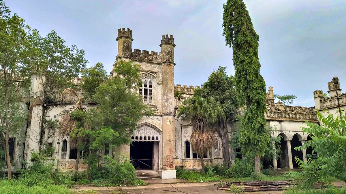 Ruins,Building,Estate,Medieval architecture,Architecture,History,Ancient history,House,Tree,Mansion