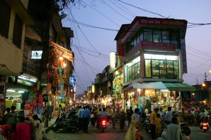 Town,Neighbourhood,Bazaar,Marketplace,Street,City,Human settlement,Market,Downtown,Building