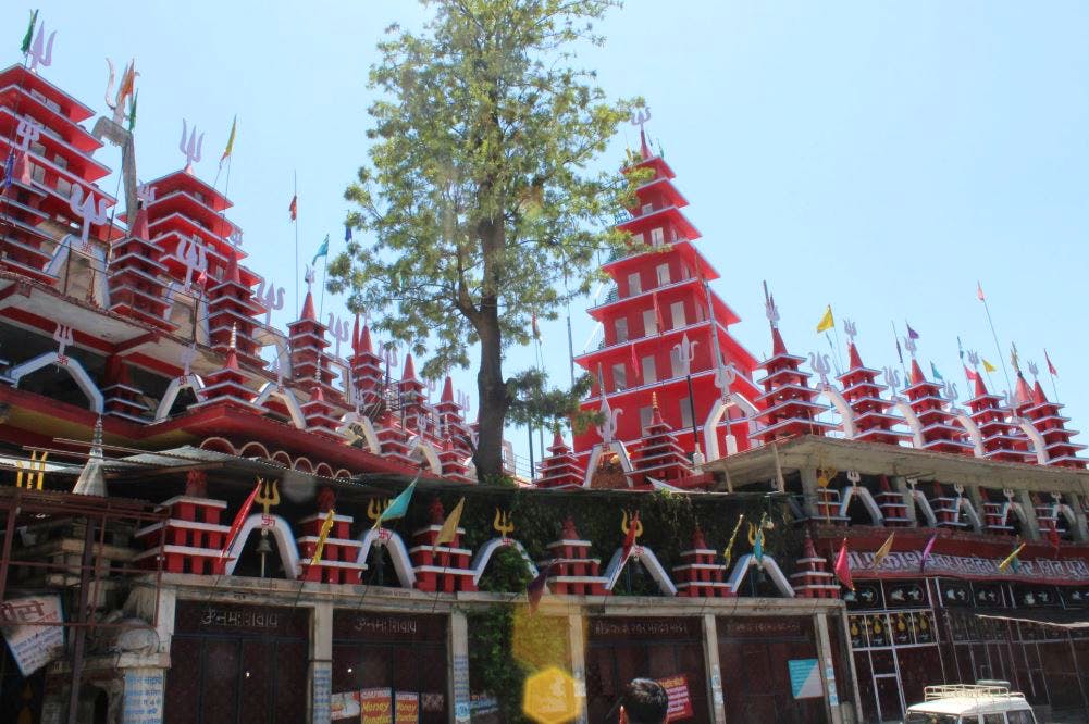 Place of worship,Landmark,Temple,Architecture,Temple,Building,Tree,Hindu temple,Sky,Chinese architecture