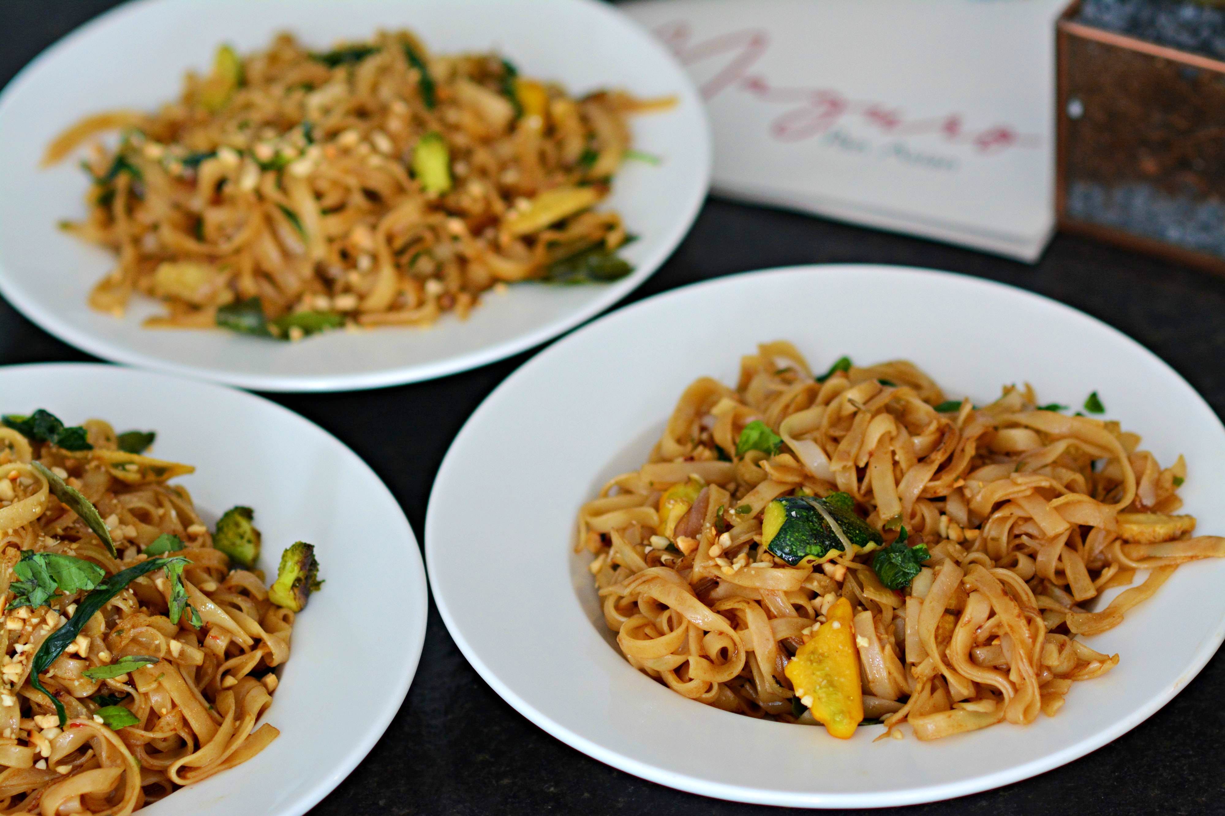 Dish,Food,Cuisine,Fried noodles,Noodle,Bakmi,Yakisoba,Chow mein,Mie goreng,Hot dry noodles