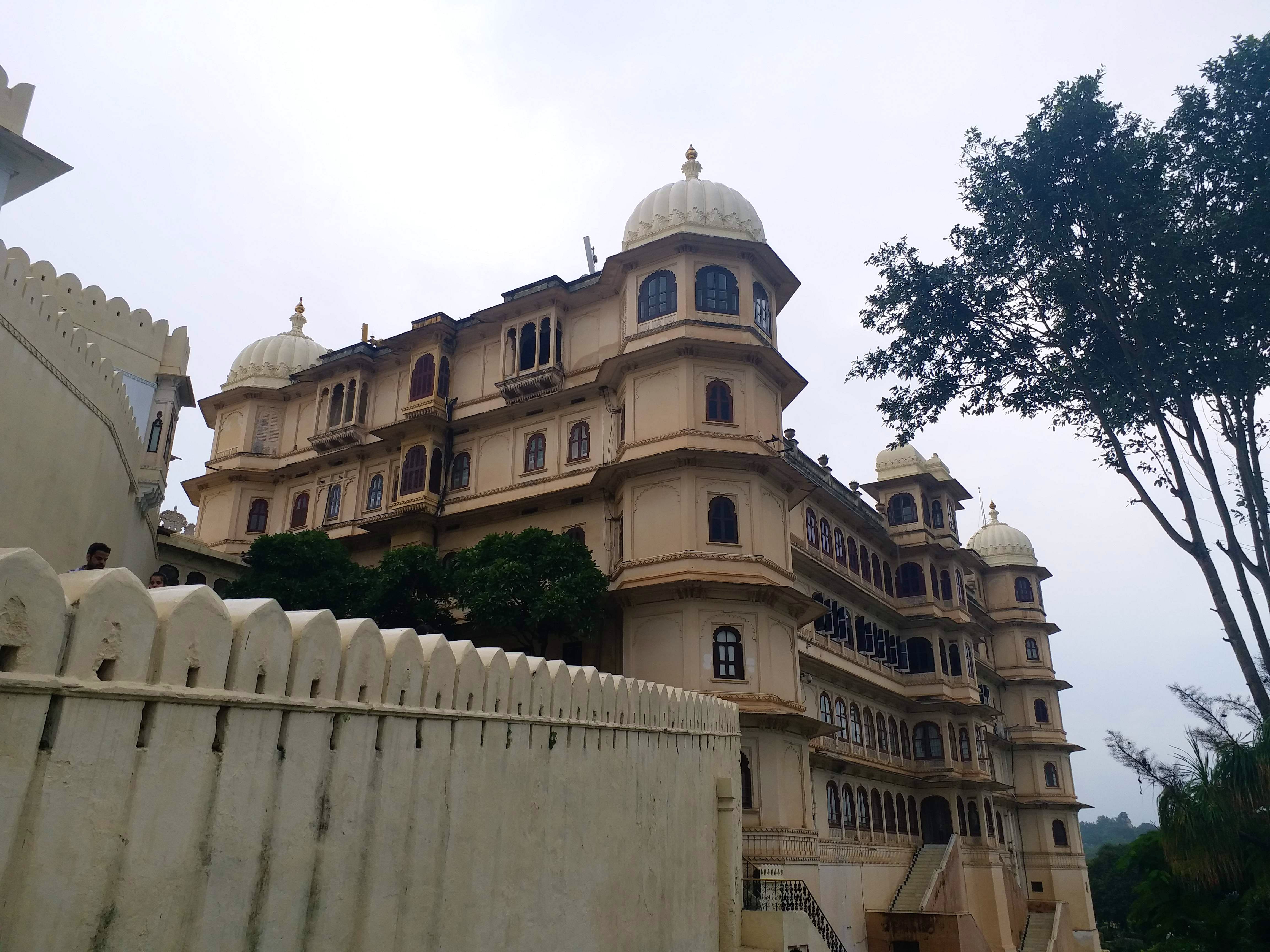 Architecture,Building,Landmark,Mansion,Estate,Classical architecture,Stately home,Turret,Palace,Château