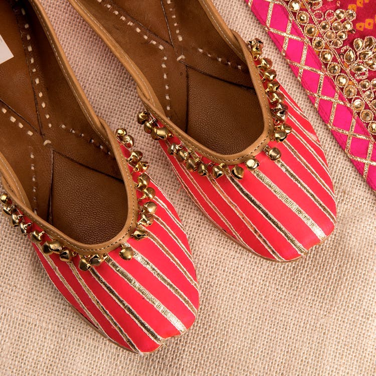 Footwear,Shoe,Red,Pink,Ballet flat,Beige,Fashion accessory,Espadrille,Magenta