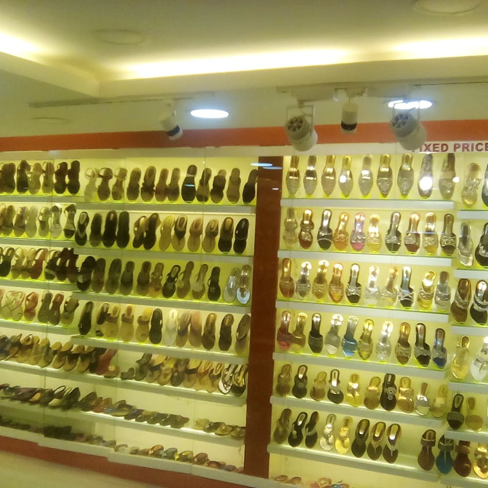 Display case,Building,Collection,Retail,Outlet store