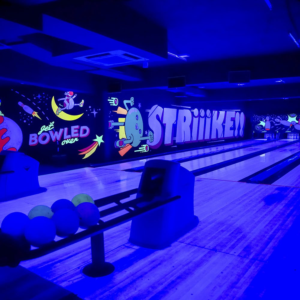 Bowling,Ten-pin bowling,Bowling equipment,Bowling pin,Blue,Duckpin bowling,Ball,Visual effect lighting,Ball game,Electric blue