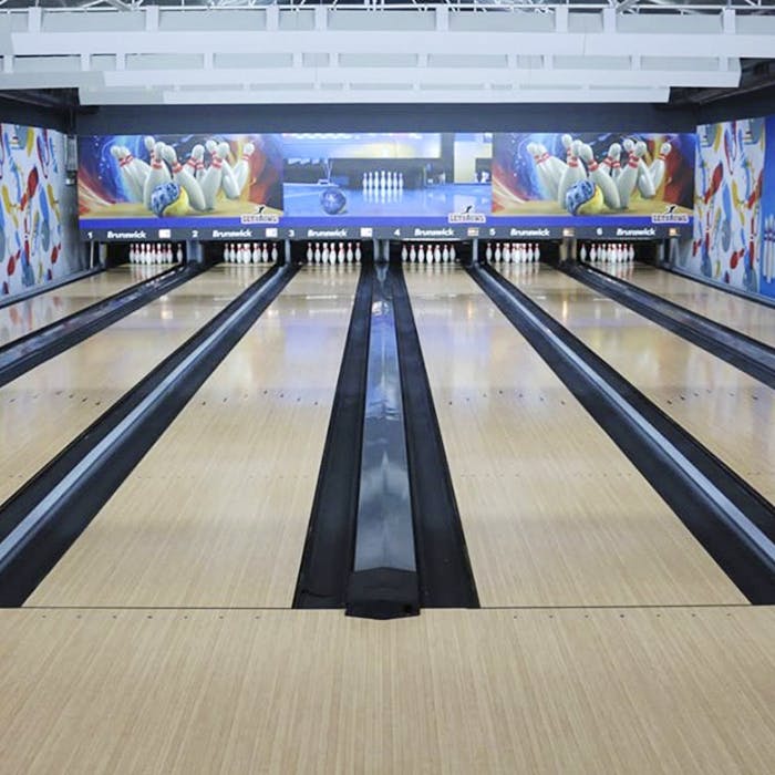 Bowling,Ten-pin bowling,Bowling pin,Bowling equipment,Blue,Bowling ball,Ball,Photograph,Leisure centre,Duckpin bowling