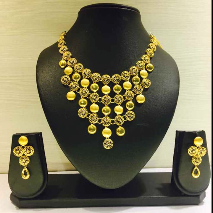 Jewellery,Necklace,Fashion accessory,Gold,Body jewelry,Fashion design,Pearl,Metal