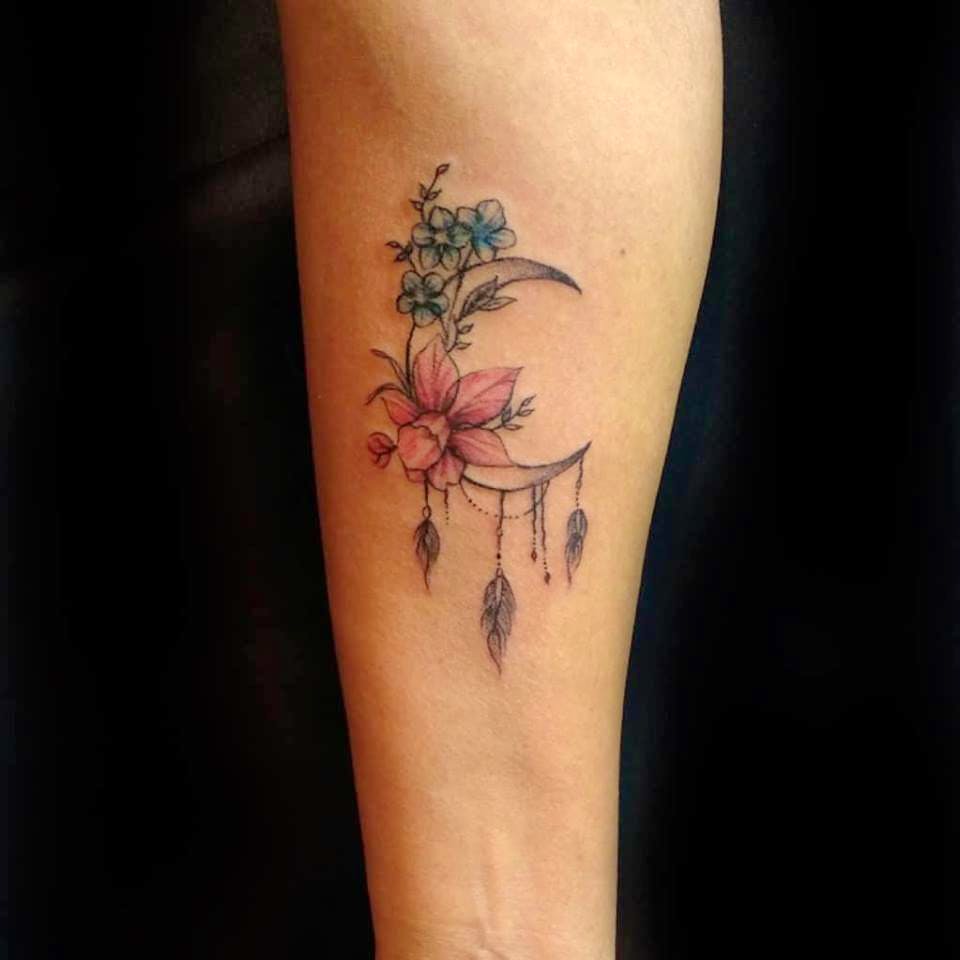 Tattoo,Arm,Joint,Leg,Human leg,Shoulder,Flower,Plant,Temporary tattoo,Human body